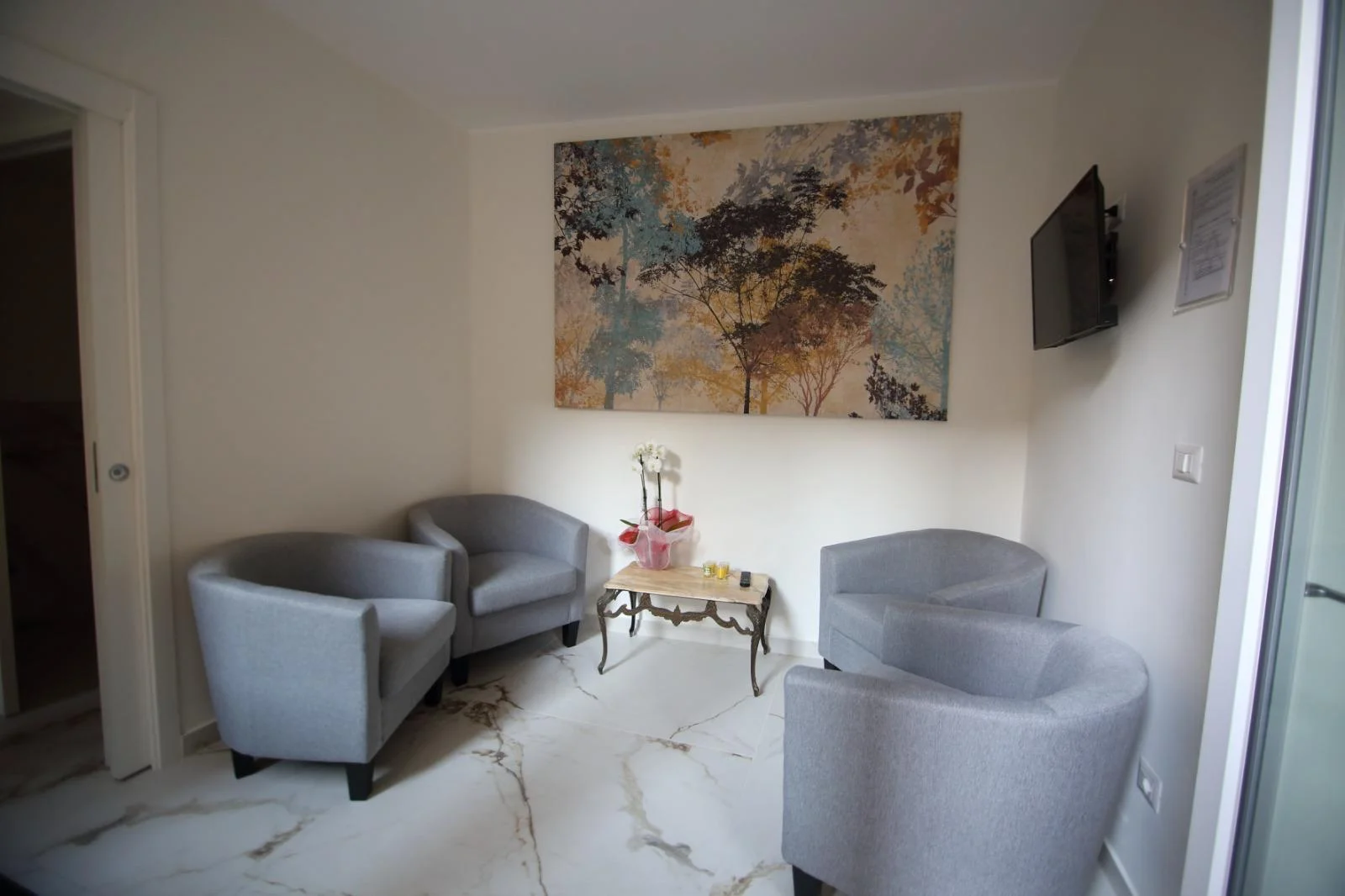 La sala d’attesa dello studio, con poltrone e arredi curati