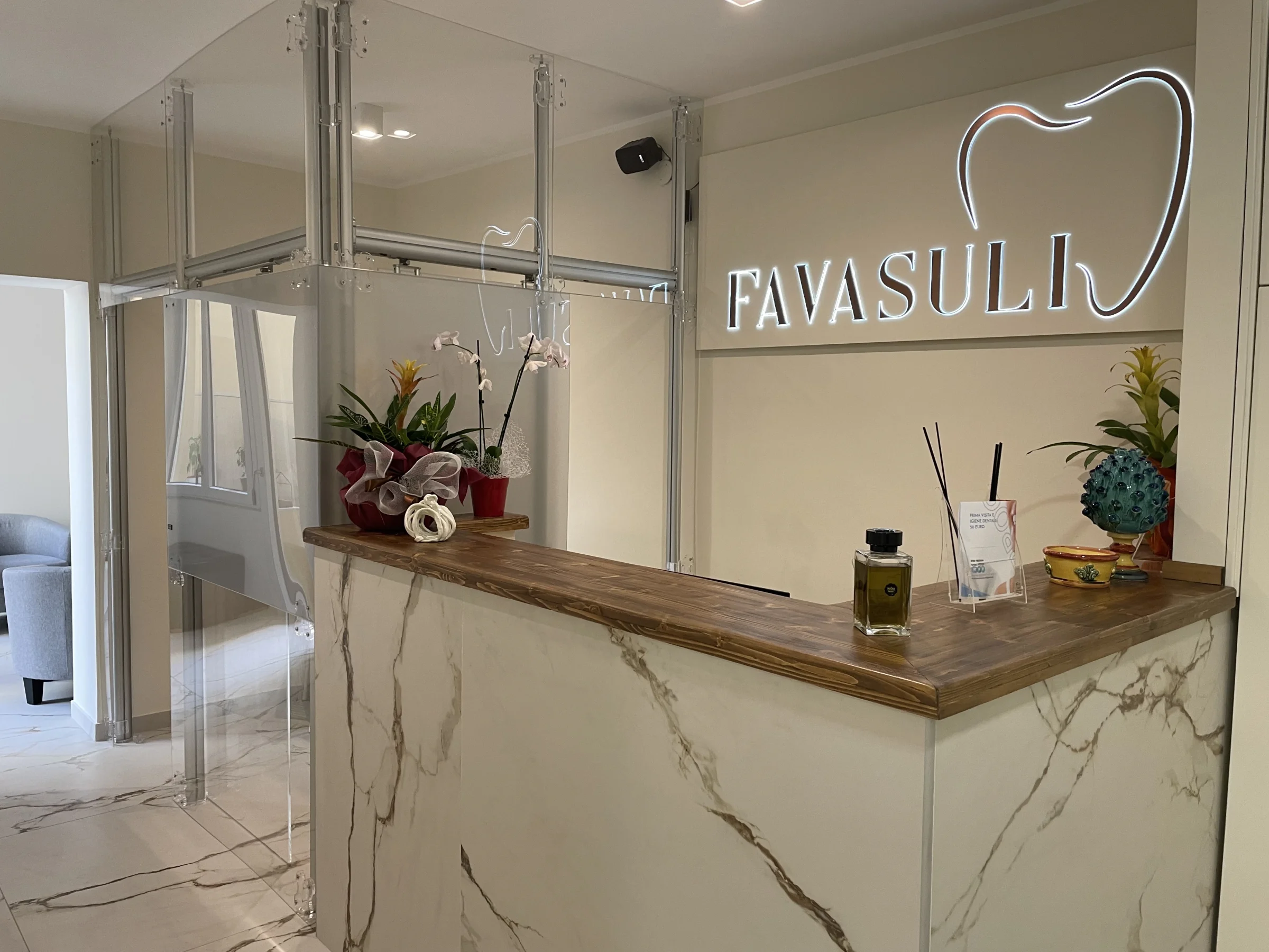 Il banco reception con il logo dello Studio Dentistico Favasuli
